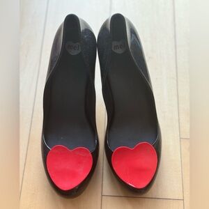 Retro Pinup Mel Dreamed by Melissa Shoe size 9 Black Platform Pump w/ Red Heart